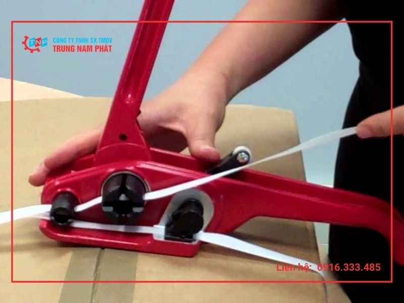 Quy trình đóng gói bằng máy đóng đai bằng tay Quy trình đóng gói bằng máy đóng đai bằng tay