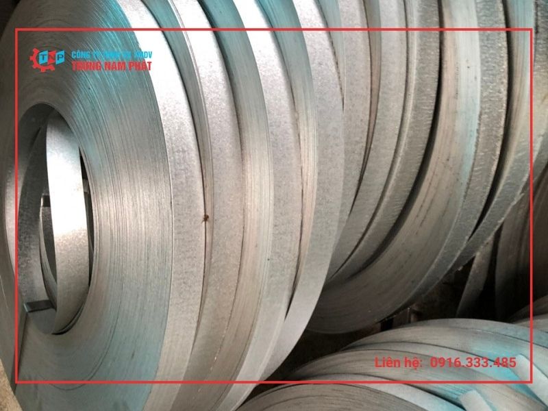 Dây đai làm từ thép thường rất cứng, không uốn được, phù hợp cho các vật nặng trên 740kg Dây đai làm từ thép thường rất cứng, không uốn được, phù hợp cho các vật nặng trên 740kg